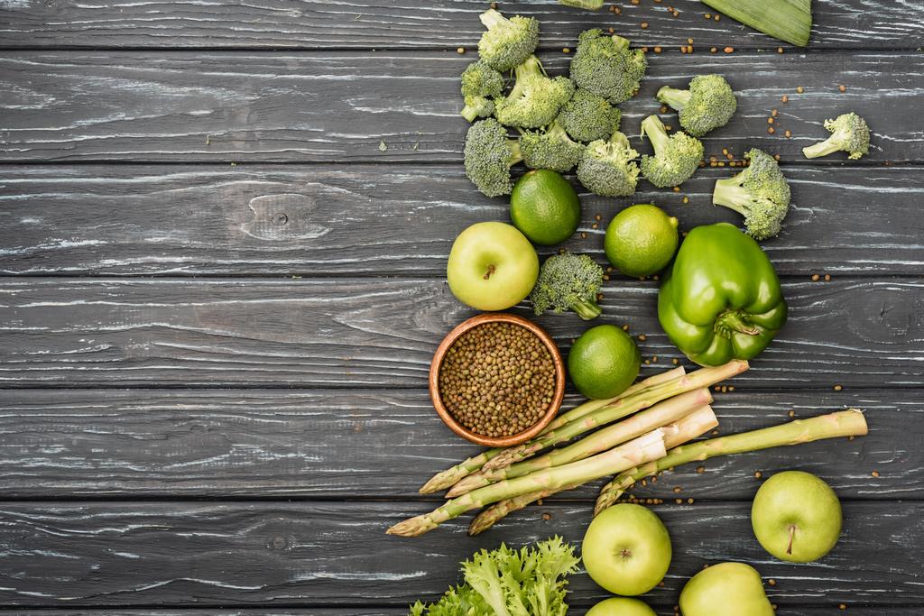 vista superior de frutas y verduras verdes frescas en la superficie de madera - Foto, Imagen