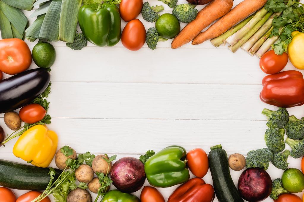 vue de dessus des légumes frais mûrs et des fruits sur fond blanc en bois - Photo, image