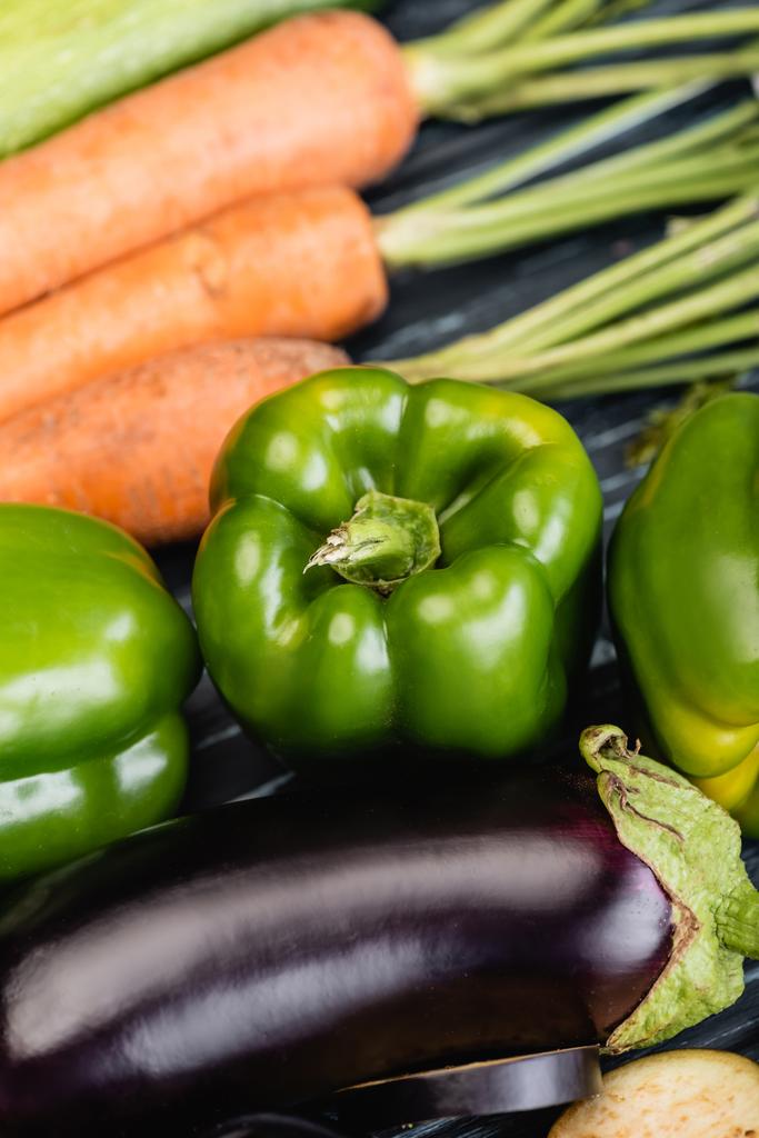 крупним планом вид свіжих стиглих барвистих овочів
 - Фото, зображення