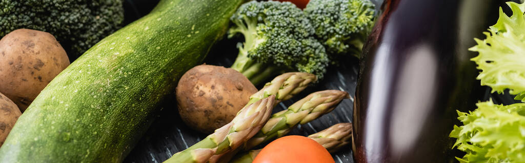 Nahaufnahme von reifem, buntem Gemüse, Panoramaaufnahme - Foto, Bild