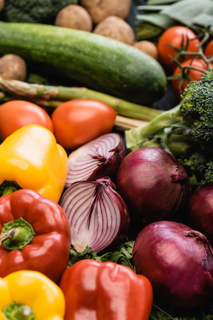 close-up uitzicht op rijpe kleurrijke groenten - Foto, afbeelding