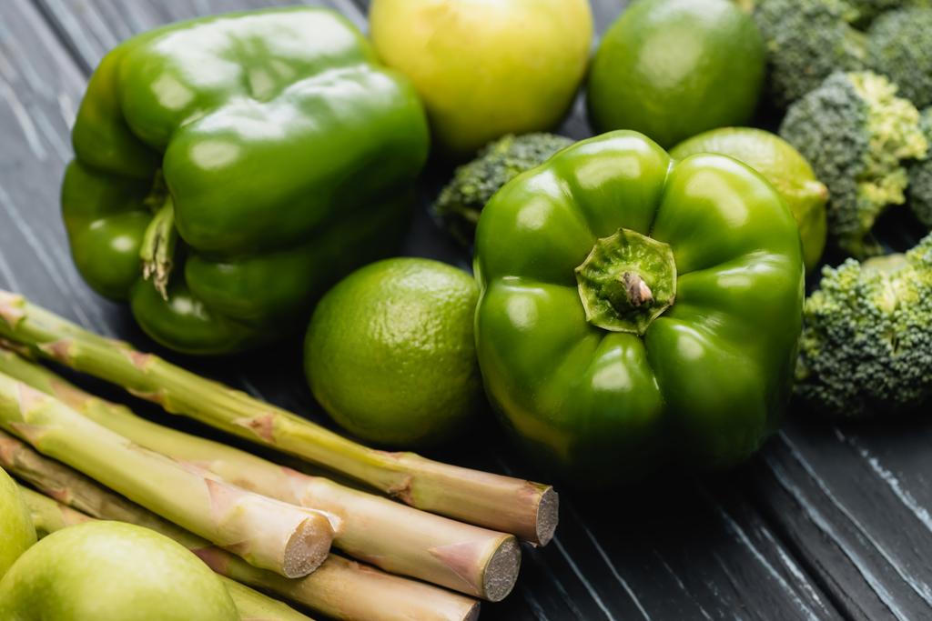 čerstvé zelené zralé ovoce a zelenina na dřevěném povrchu - Fotografie, Obrázek