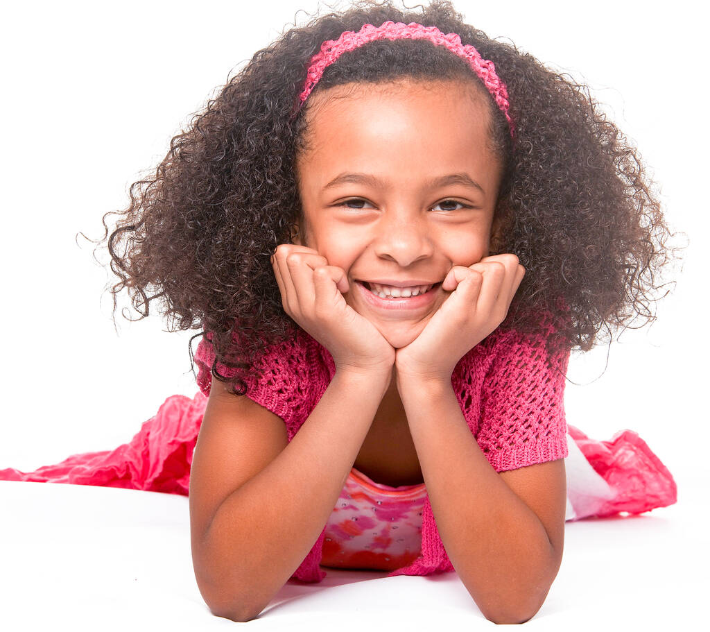 Usmívající se šťastná holčička s krásnými kudrnaté kudrnaté vlasy - Fotografie, Obrázek