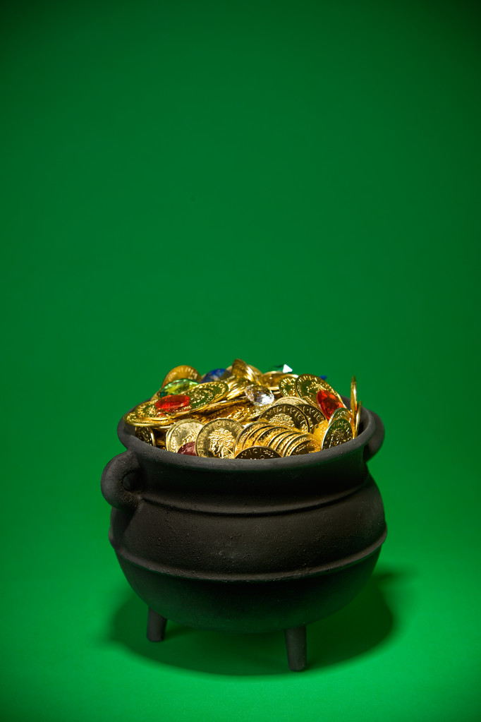 Pote de Ouro: Tesouro com Lotes de Copyspace
 - Foto, Imagem