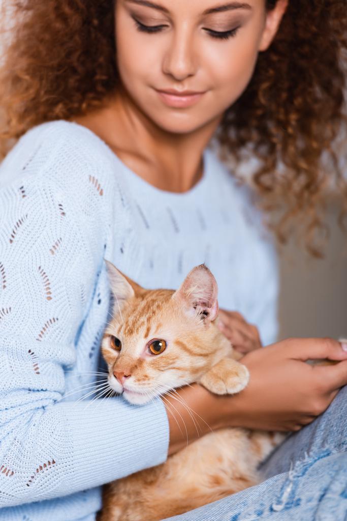 Selektiver Fokus der Frau mit Tabby-Katze zu Hause  - Foto, Bild