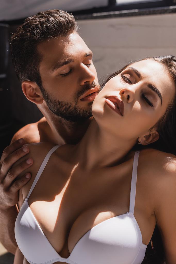 homme torse nu touchant jeune femme sexy avec les yeux fermés - Photo, image