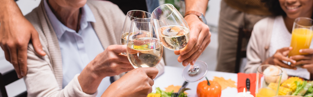 περικοπή άποψη της πολυεθνικής οικογένειας clinking ποτήρια κρασιού, ενώ γιορτάζει τις Ευχαριστίες, πανοραμική βολή - Φωτογραφία, εικόνα