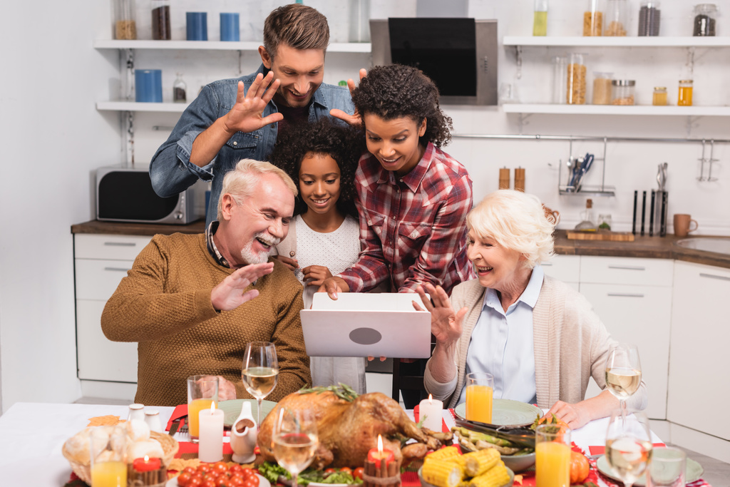 Enfoque selectivo de la familia multiétnica que tiene videollamada en el ordenador portátil durante el Día de Acción de Gracias  - Foto, imagen