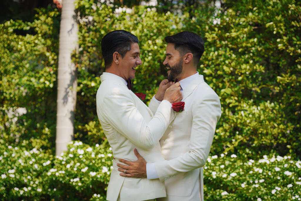 gay sposa e sposo in bianco vestito felice insieme in lbGT cerimonia di nozze - Foto, immagini