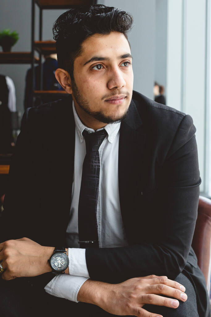 Portrait d'un jeune homme d'affaires prospère en costume au bureau. Gros plan assis sur une chaise près de la fenêtre - Photo, image
