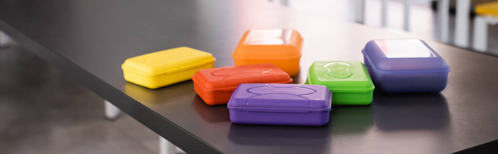 horizontální obraz barevných plastových občerstvení na stole ve školní jídelně - Fotografie, Obrázek