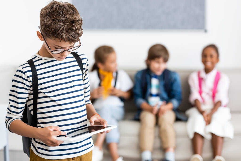 Valikoiva painopiste koulupoika käyttää digitaalista tabletti luokkahuoneessa  - Valokuva, kuva