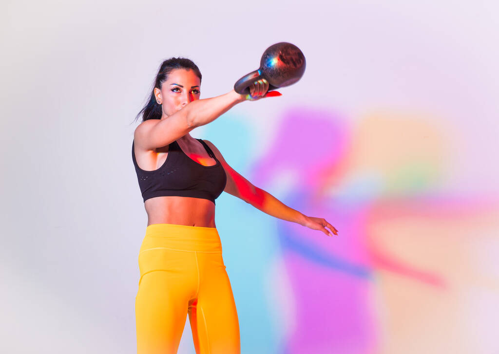 Mulher atlética com fitness sportswear traning - Menina bonita fazendo fitness em um estúdio - Foto, Imagem