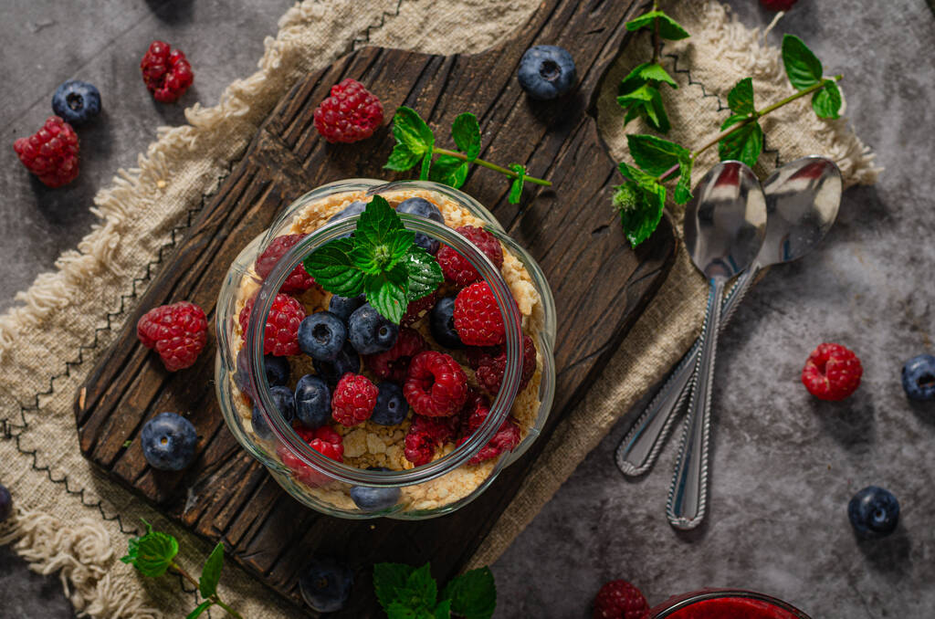 Vanília panna cotta bogyókkal és ropogós sütikkel - Fotó, kép