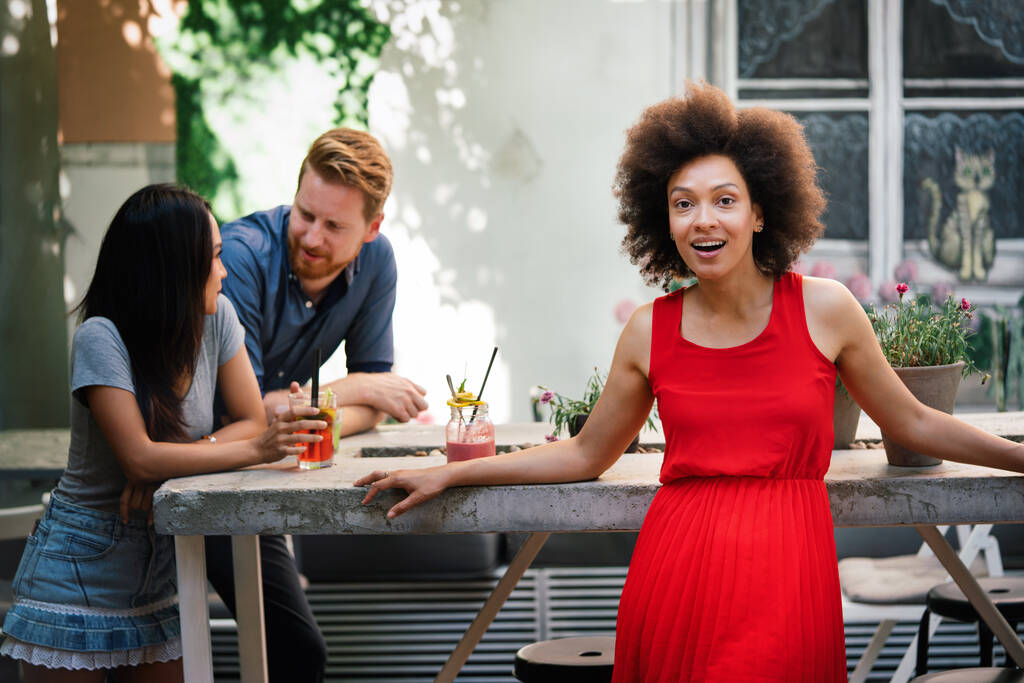 Diverso grupo de amigos felices divirtiéndose, hablando, sonriendo en la cafetería al aire libre en verano - Foto, Imagen