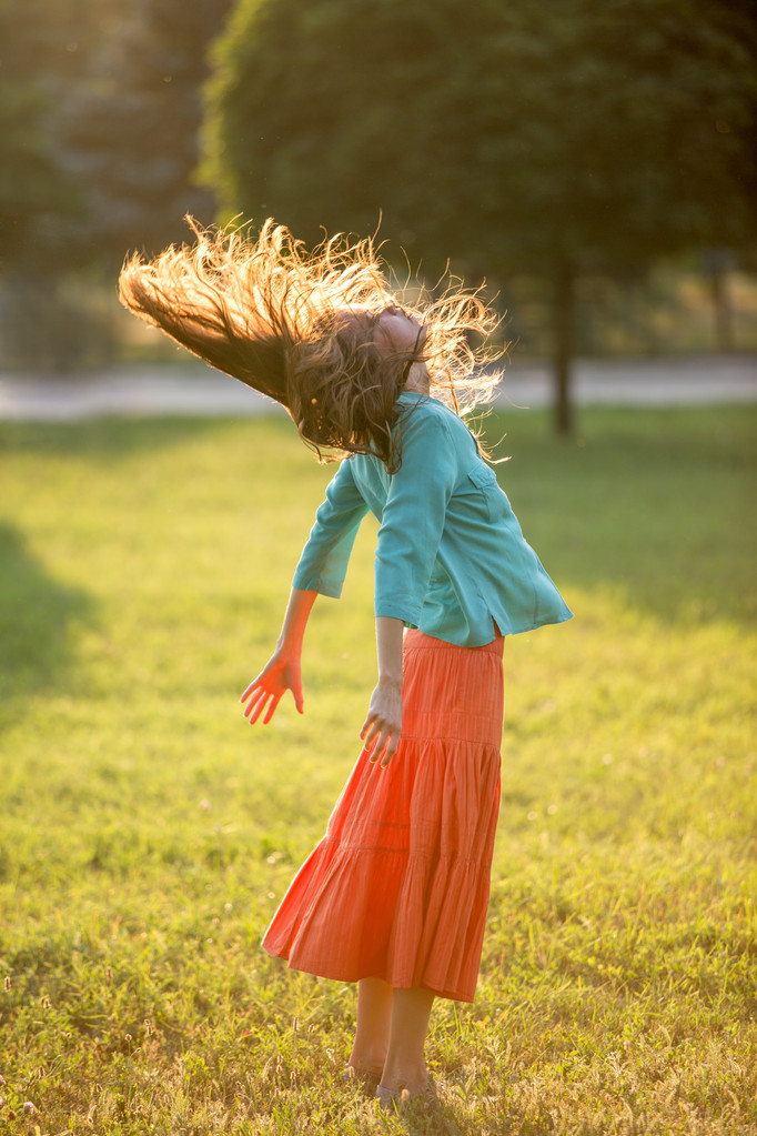 Onnellinen nuori nainen hyppää
 - Valokuva, kuva
