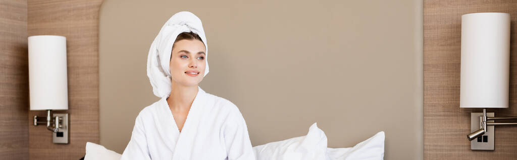 panoramiczna koncepcja kobiety w ręczniku na głowie odwracając wzrok w pokoju hotelowym  - Zdjęcie, obraz