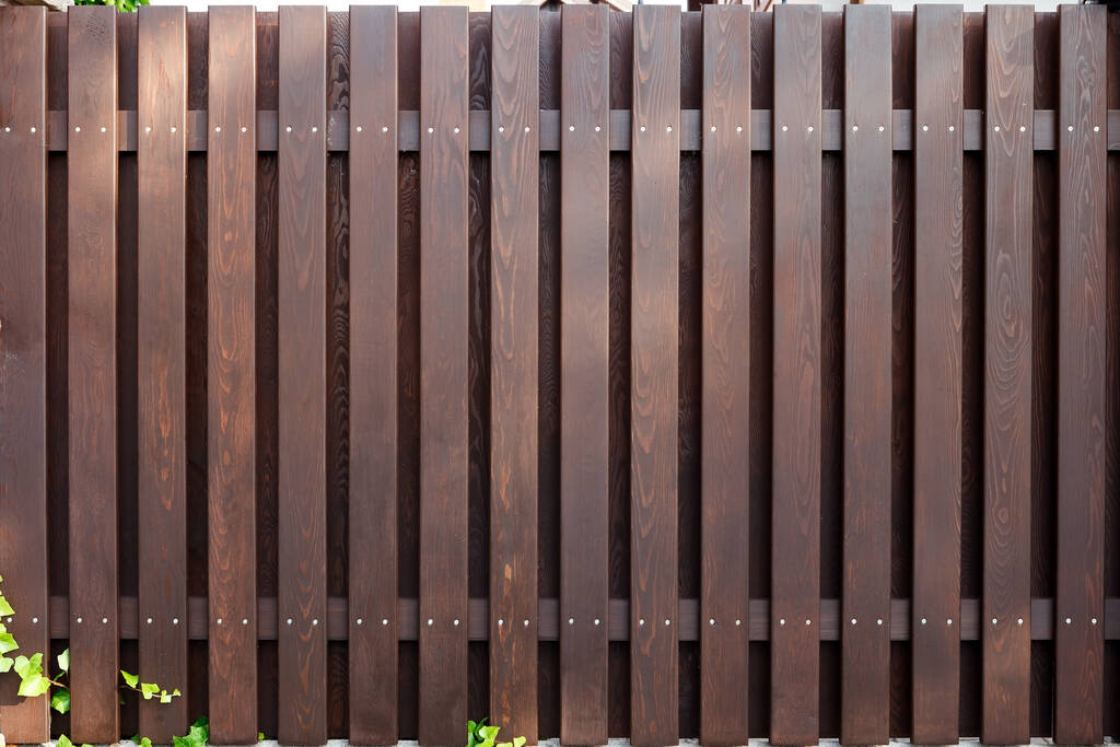 új modern fa kerítés sötét barna szín - Fotó, kép