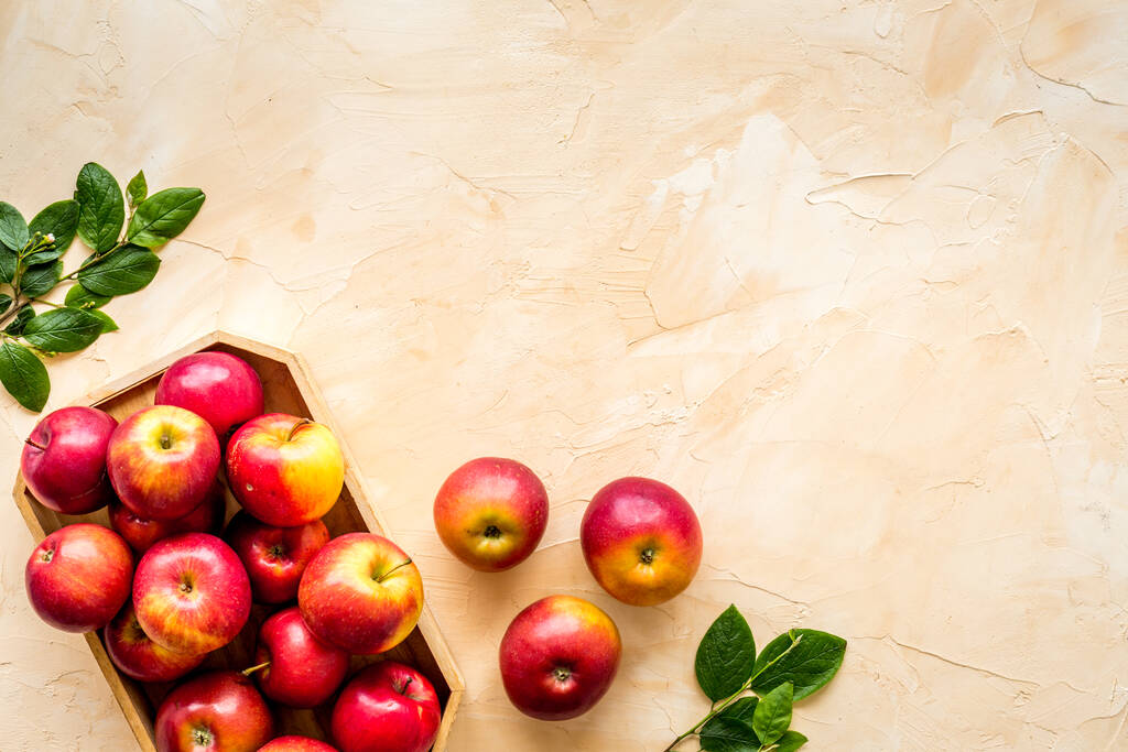 葉と木製のトレイに赤いリンゴのグループ。秋の収穫 - 写真・画像