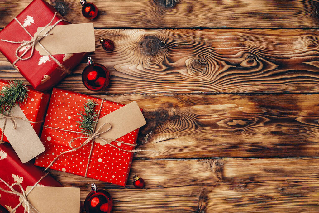 Beaux cadeaux de Noël enveloppés sur fond en bois - Photo, image