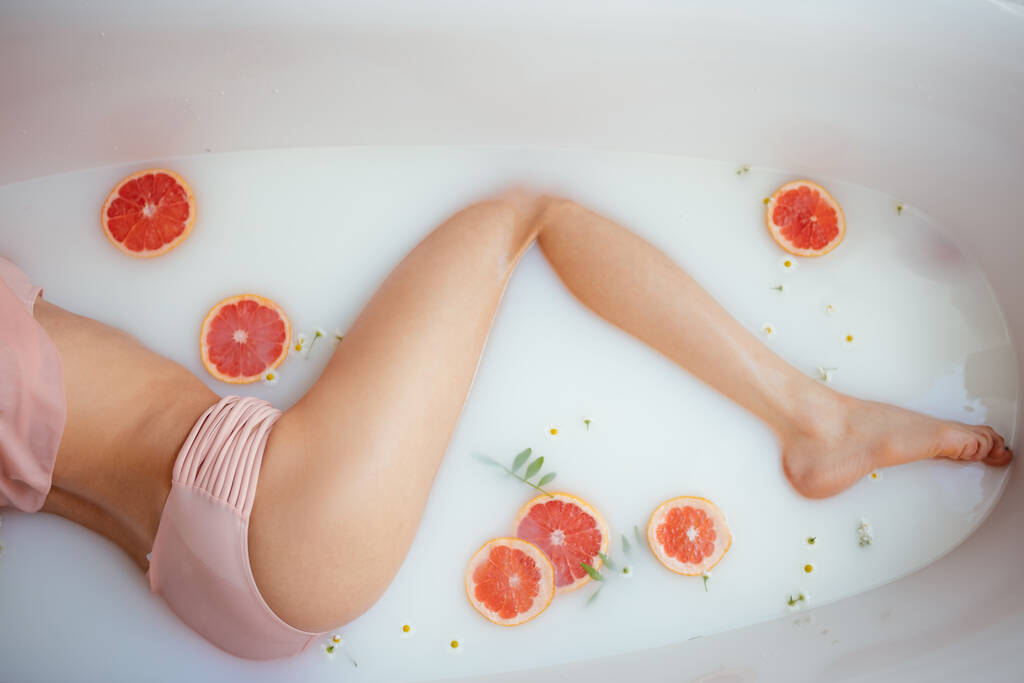 bela mulher sexy no banho de leite com frutas - Foto, Imagem