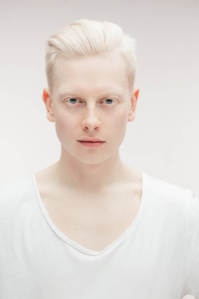 Modella maschio isolato su bianco. bello albino ragazzo primo piano. - Foto, immagini