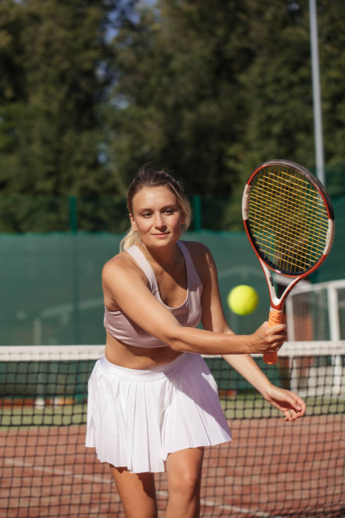 Tenisz játékosok játszanak egy mérkőzést a pályán egy napsütéses napon - Fotó, kép
