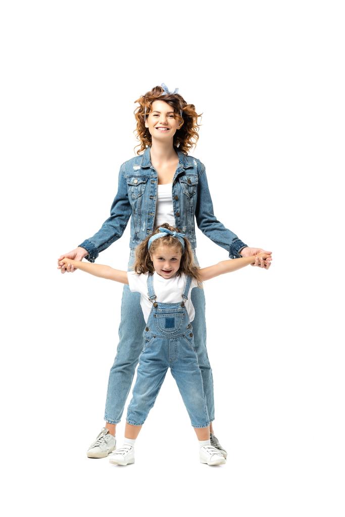 мати і дочка в джинсових вбраннях позує і посміхається ізольовано на білому
 - Фото, зображення