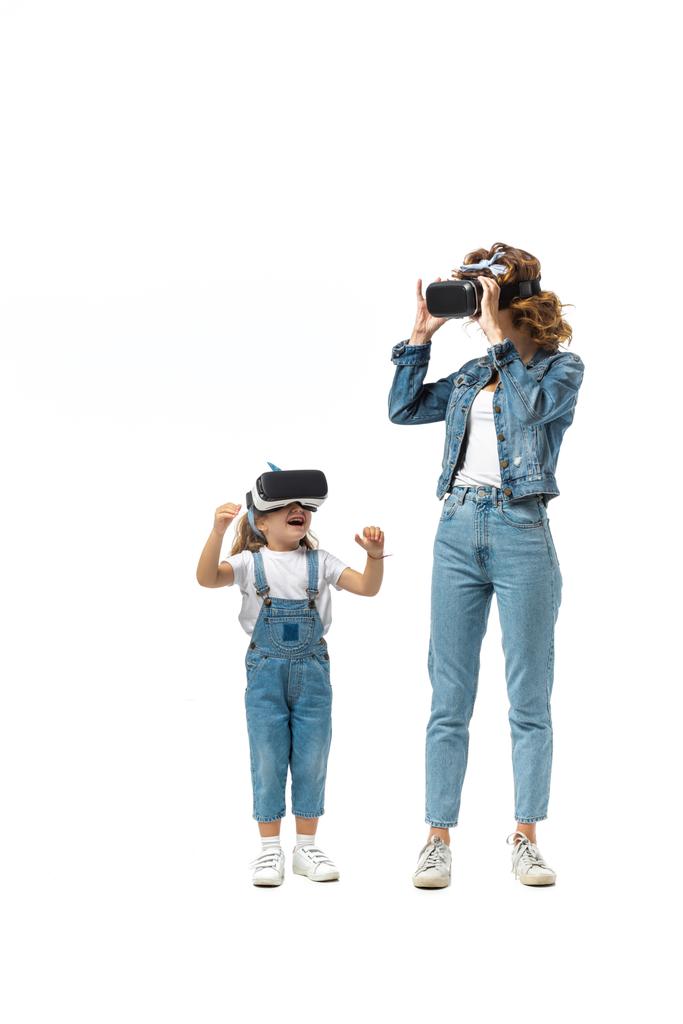 μητέρα και κόρη με denim ρούχα και ακουστικά εικονικής πραγματικότητας απομονωμένα σε λευκό - Φωτογραφία, εικόνα