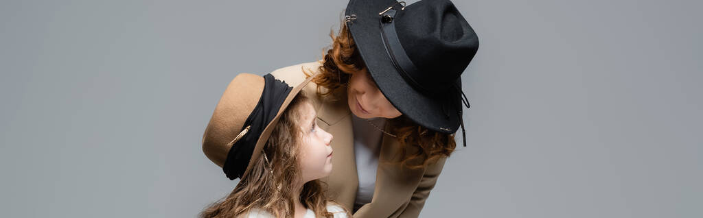 κομψή μητέρα και κόρη σε καπέλα που απομονώνονται σε γκρι, πανοραμική λήψη - Φωτογραφία, εικόνα