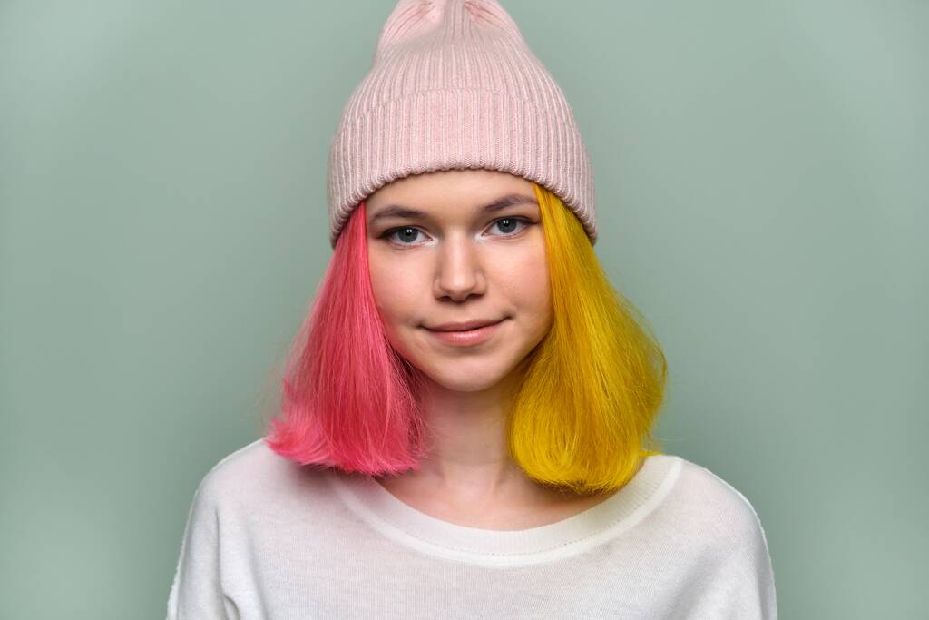 Retrato de menina adolescente na moda com cabelos tingidos coloridos em chapéu de malha - Foto, Imagem