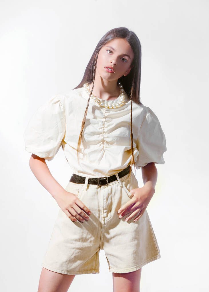 portret van jong model meisje in studio - Foto, afbeelding
