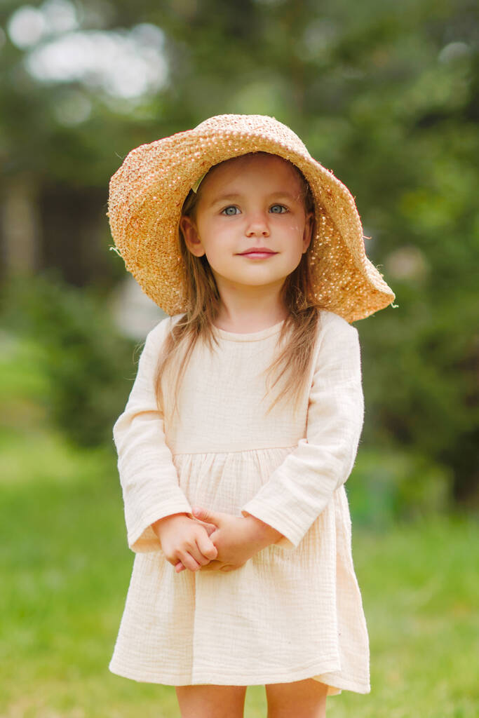 portret dziewczynki na świeżym powietrzu w lecie - Zdjęcie, obraz