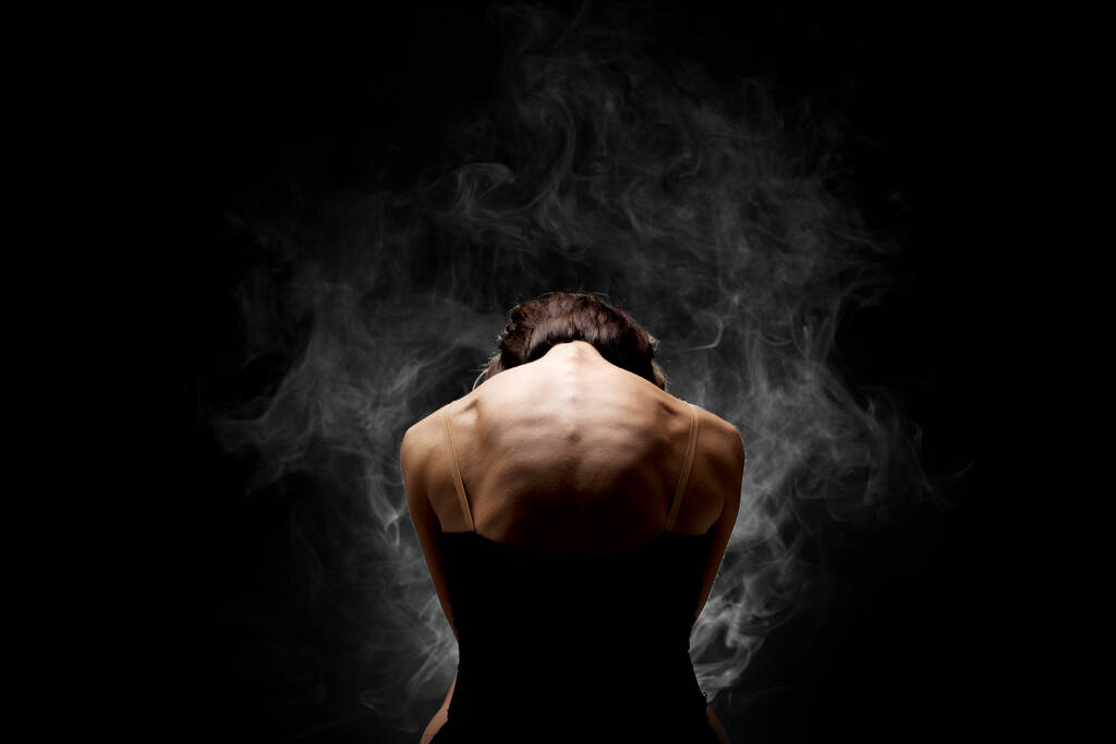 moderní baletní tanečnice pózující na tmavém pozadí s kouřem - Fotografie, Obrázek