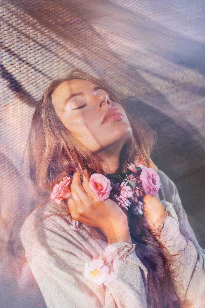 krásná mladá žena drží květiny na krku pod měkkou tkaninou - Fotografie, Obrázek