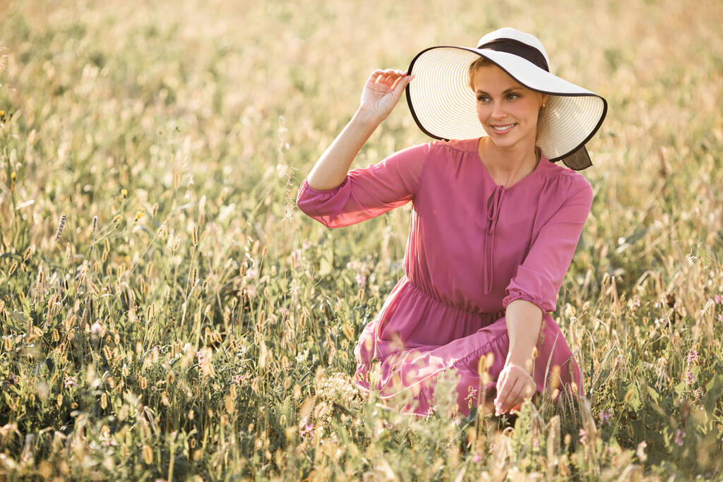 belle jeune femme en chapeau dans le champ d'été - Photo, image