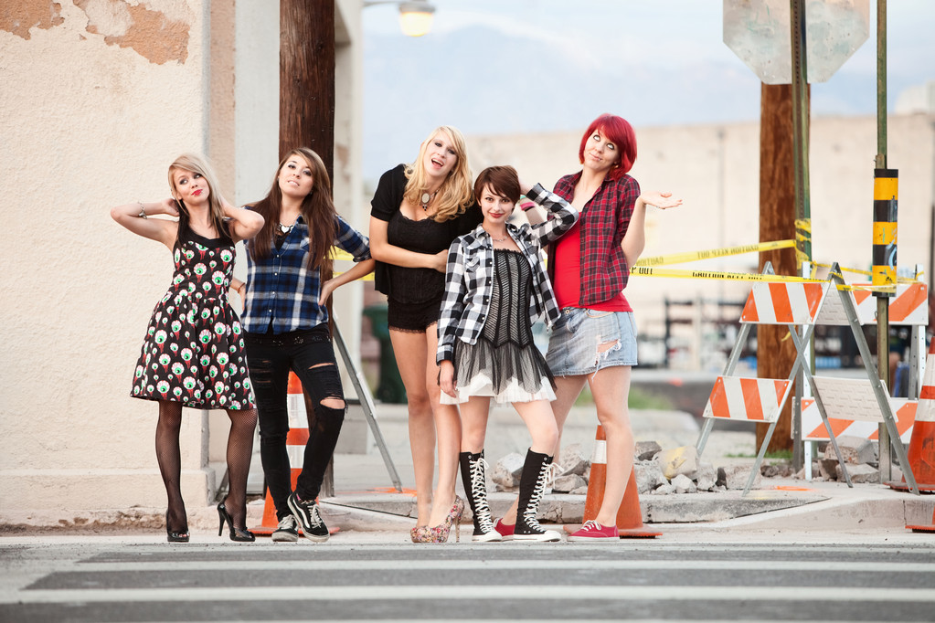 Ryhmä houkutteleva teini punk tytöt poseeraa kameralle
 - Valokuva, kuva