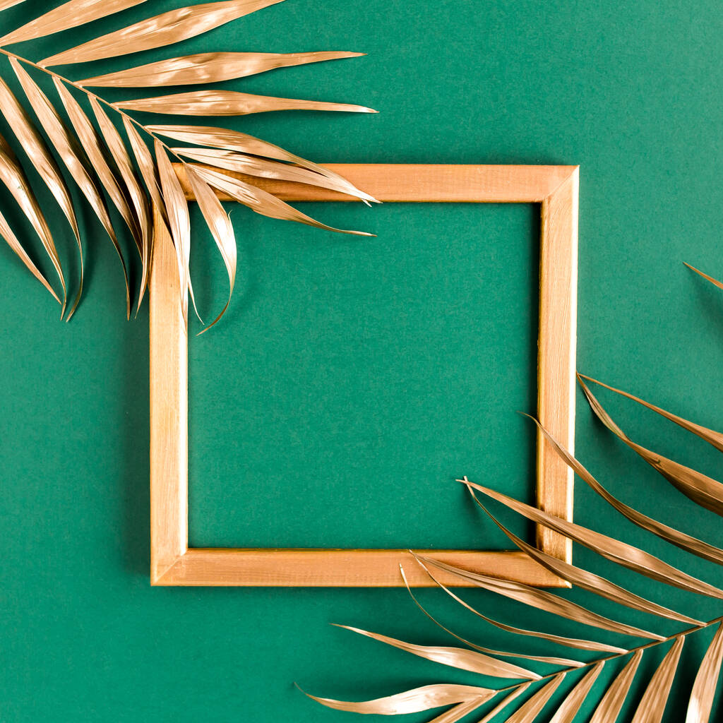 Oro foglie di palma tropicale e cornice fotografica su sfondo verde. Layout piatto, vista dall'alto concetto minimo. - Foto, immagini
