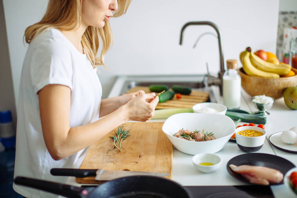 Angenehme junge Frau bereitet Abendessen in einem Küchenkonzept Kochen, kulinarische - Foto, Bild