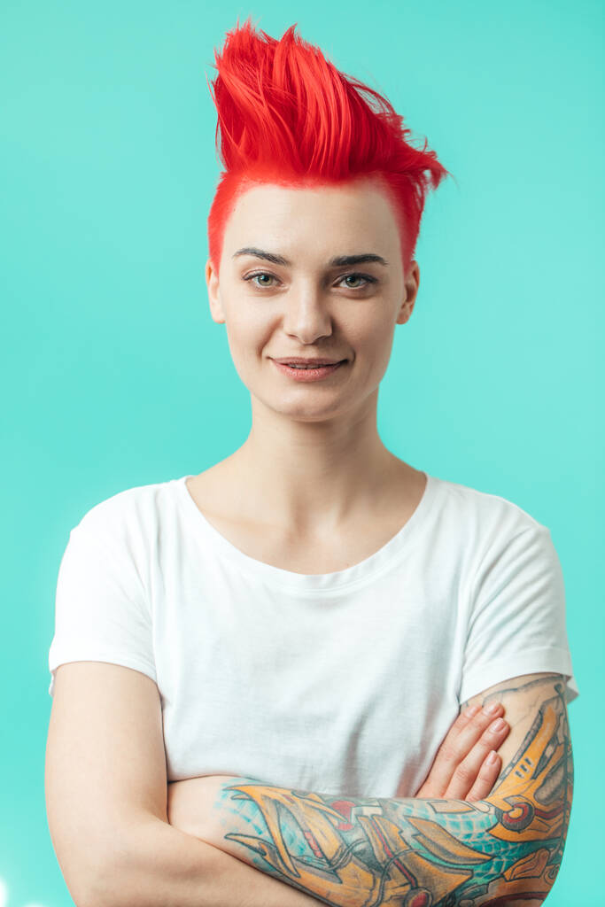 punk concept.stylová dívka s tetováním na paži s pozitivním výrazem - Fotografie, Obrázek