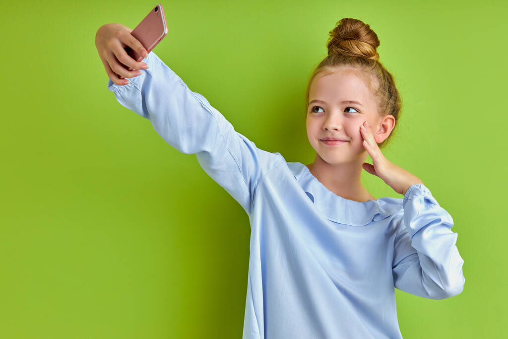 dulce niña positiva tomar selfie en el teléfono móvil - Foto, imagen