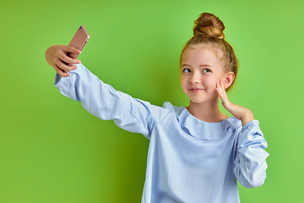 émotionnelle folle petite fille prendre une photo au téléphone, seul - Photo, image