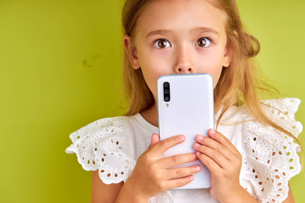 portrét roztomilé holčičky s chytrým telefonem - Fotografie, Obrázek