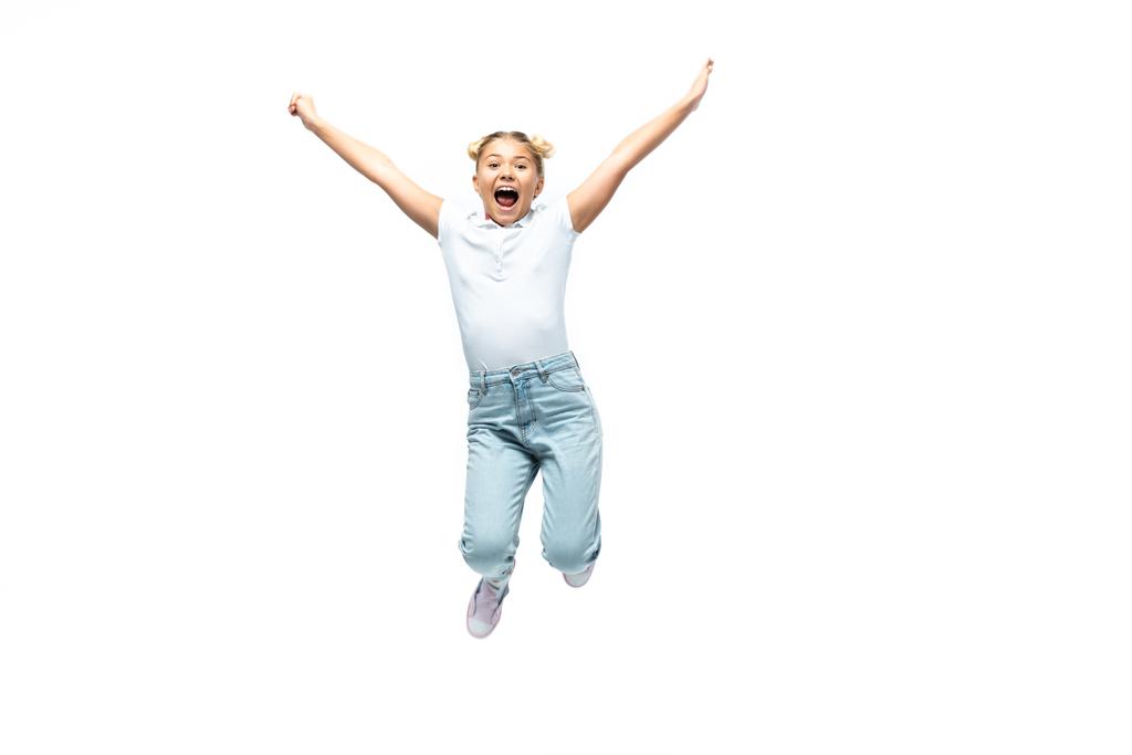 Захоплена школярка стрибає ізольовано на білому
  - Фото, зображення