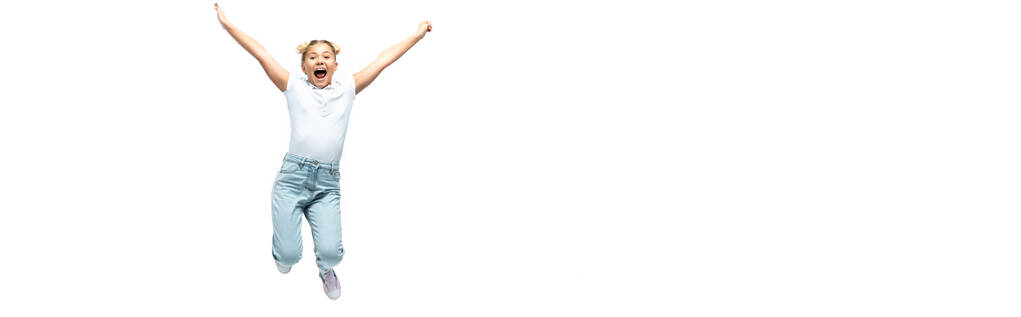 Cultura panorâmica de criança em idade escolar animado pulando isolado no branco  - Foto, Imagem