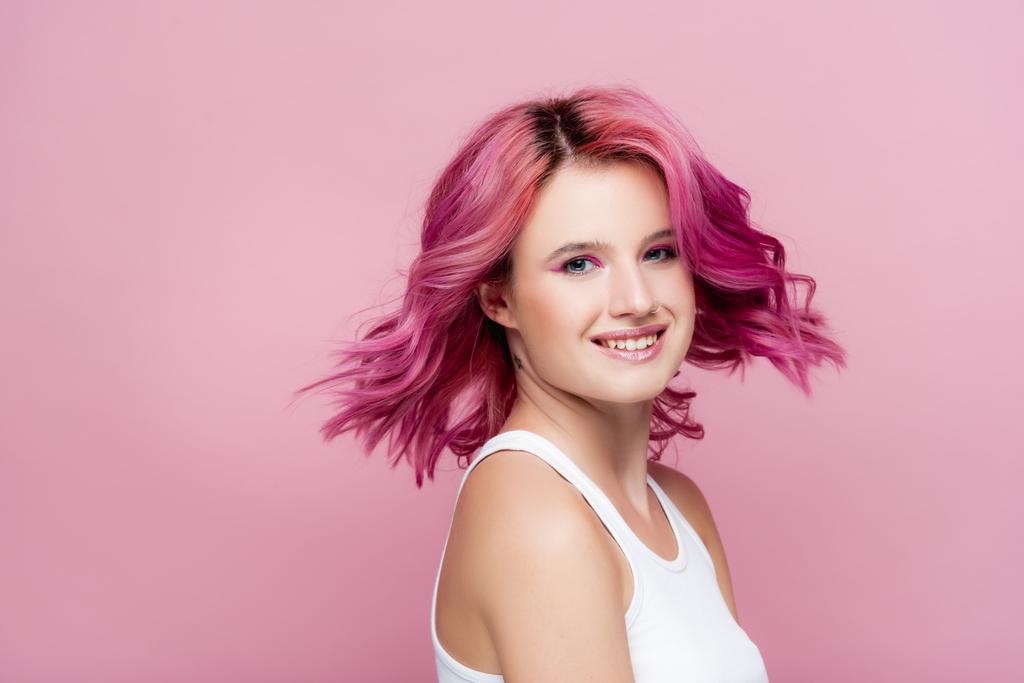 jeune femme aux cheveux colorés souriant isolé sur rose - Photo, image