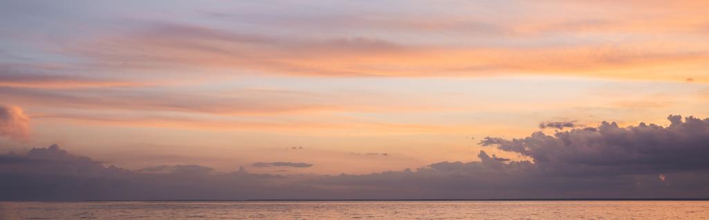 Panoramatický záběr na moře a zataženou oblohu při západu slunce  - Fotografie, Obrázek