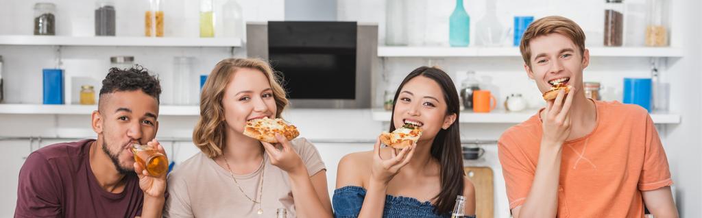 en-tête de site Web d'amis multiethniques joyeux manger de la pizza pendant la fête - Photo, image