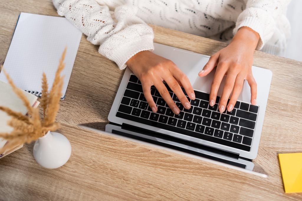 vista superior da mulher jovem digitando no laptop em casa - Foto, Imagem