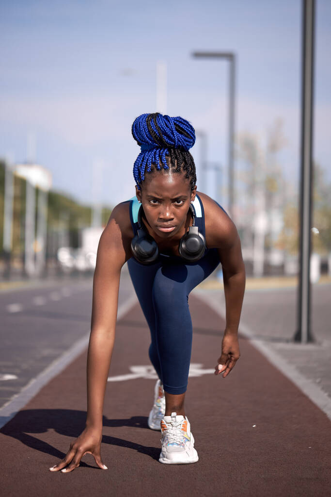αυτοπεποίθηση ισχυρή μαύρη κοπέλα έτοιμη να τρέξει ένα μακρύ μαραθώνιο - Φωτογραφία, εικόνα